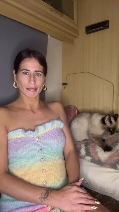 Missfoxylady33 from United Kingdom